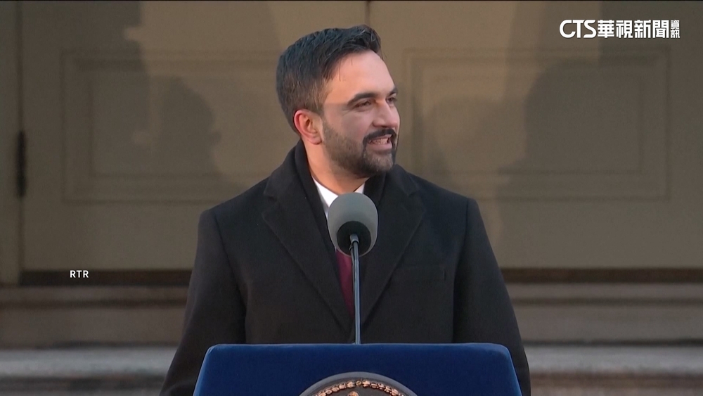 手按可蘭經宣示！政治新星34歲曼達尼就任紐約市長