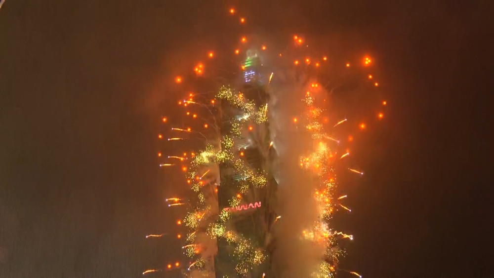 台北101煙火雨天攪局！賈永婕自嘲「要被叫去立法院？」　小S暖心回應曝光