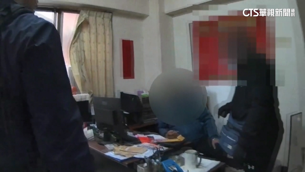 男假裝應徵工作　持空氣槍挾持老闆　警到場2人腿部中彈