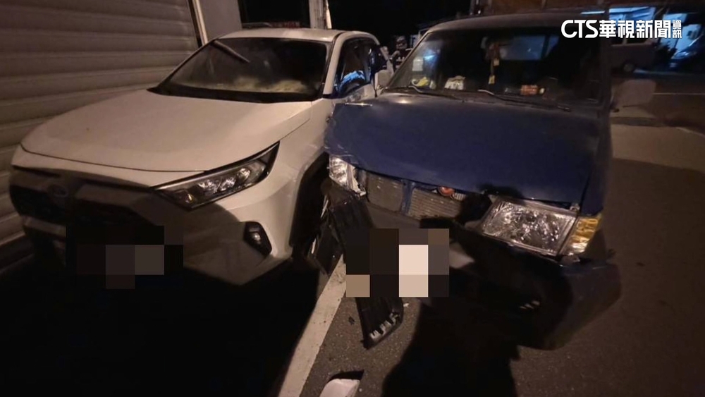 開車上夜班疑恍神！　小貨車跨線撞3車　休旅車卡牆