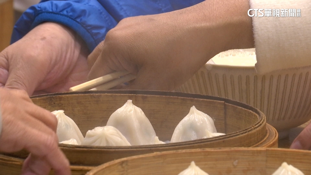 冷颼颼！豆漿店湧排隊人潮　民眾嚐小籠包暖身體