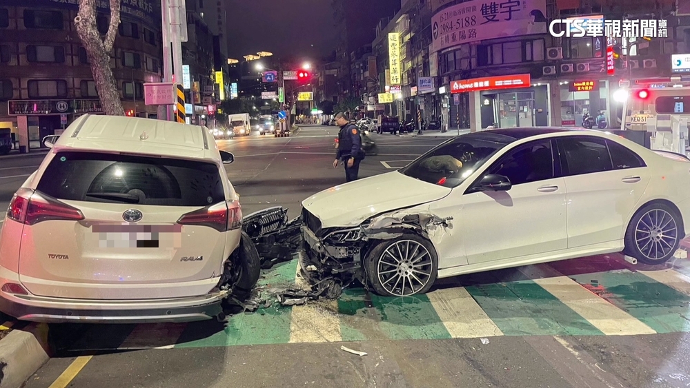 三重駕駛疑操作不慎！　直撞前車致橫卡分隔島上