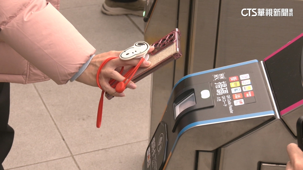 手機就是車票！　雙北捷運今起開放刷QR乘車碼搭乘