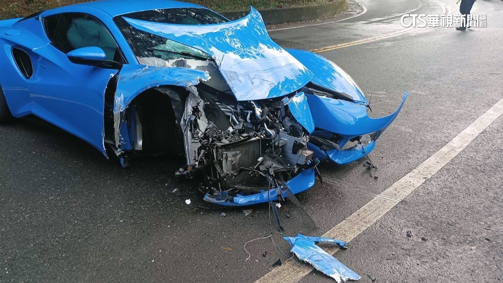 疑剎車故障自撞！　500萬跑車自撞...車頭全毀