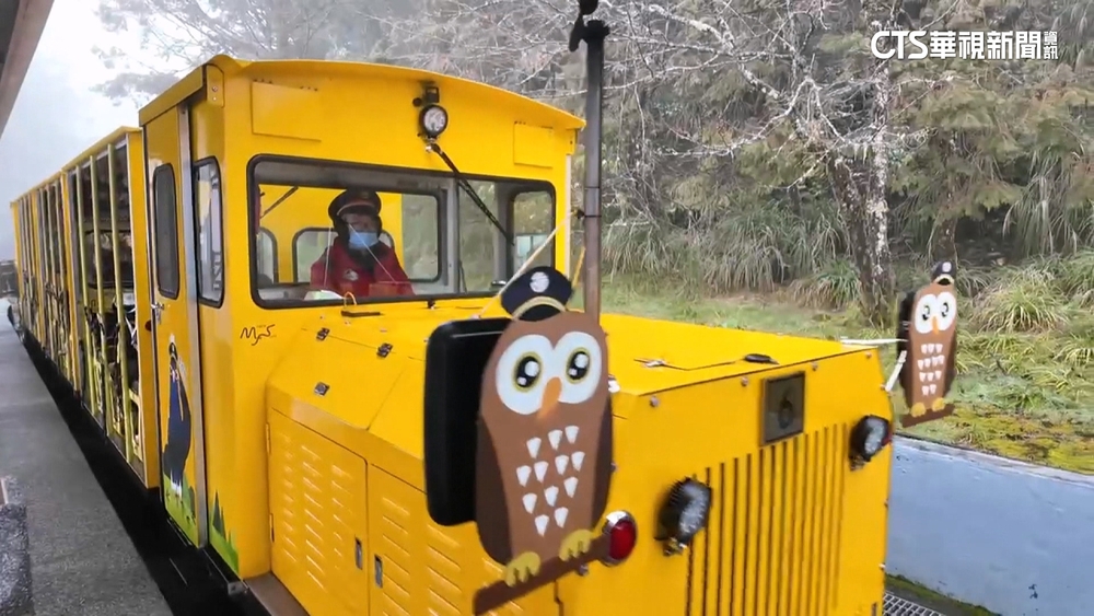 雲霧繚繞！　遊客搭「蹦蹦車」賞濃霧仙境.看霧淞美景