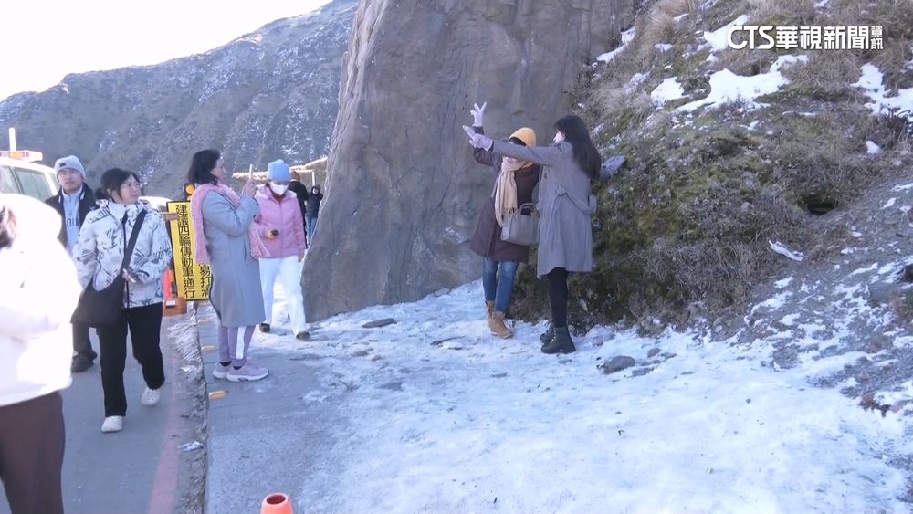 武嶺民眾合照殘雪　武陵農場現冰晶.雪山圈谷染白頭
