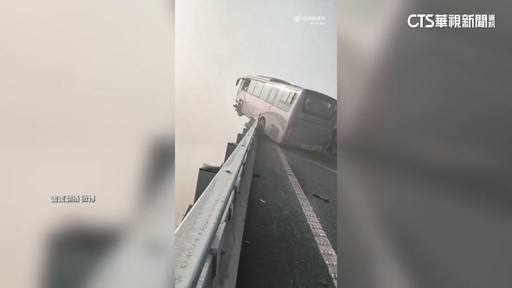 中國黃河大橋連環撞！　巴士車頭懸空險墜河