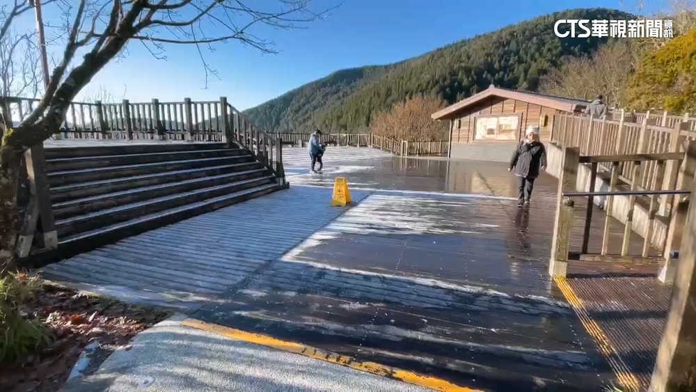 太平山雪停木棧板仍結霜　遊客上山一睹銀白世界