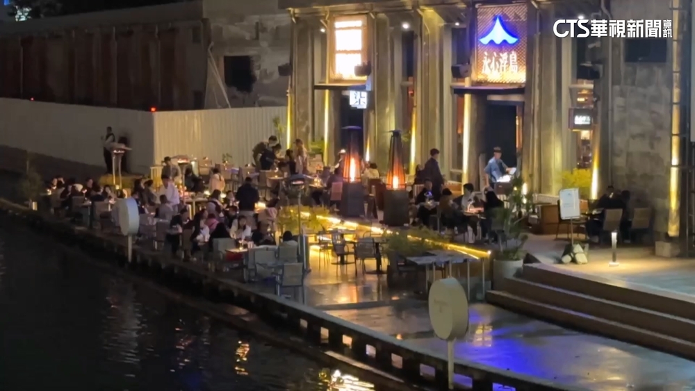 農曆十五遇滿潮海水倒灌　大港橋餐廳變「水岸第一排」