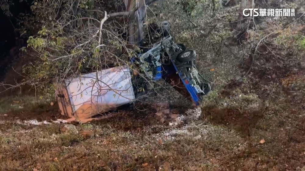 冷凍貨車國道撞橋墩墜邊坡起火　駕駛.乘客身亡