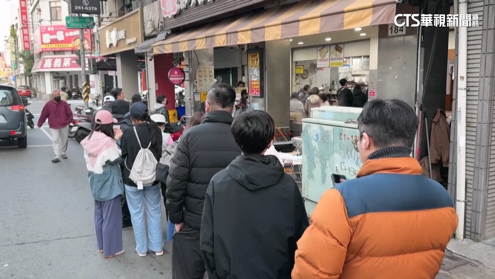 溫差大！民眾一早排湯包店　台南下營清晨「6.9度低溫」