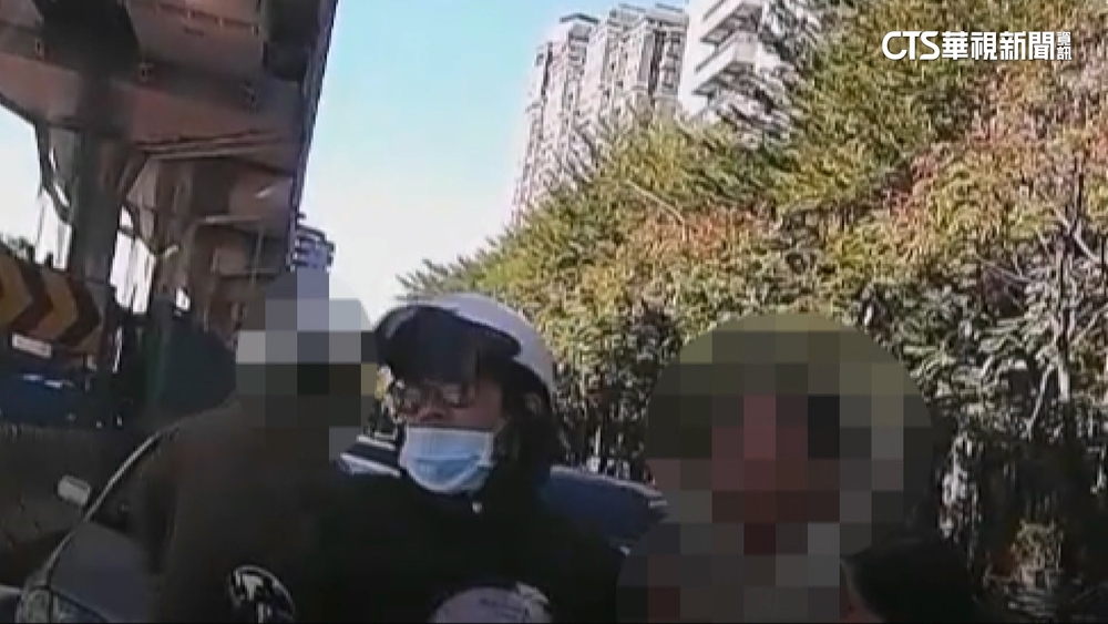 右側超車挨罵！　雙方爆衝突　駕駛當街狠掐騎士脖