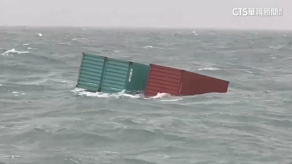 海象差！　港籍貨輪遭浪打落20貨櫃　海巡隊尋獲3個