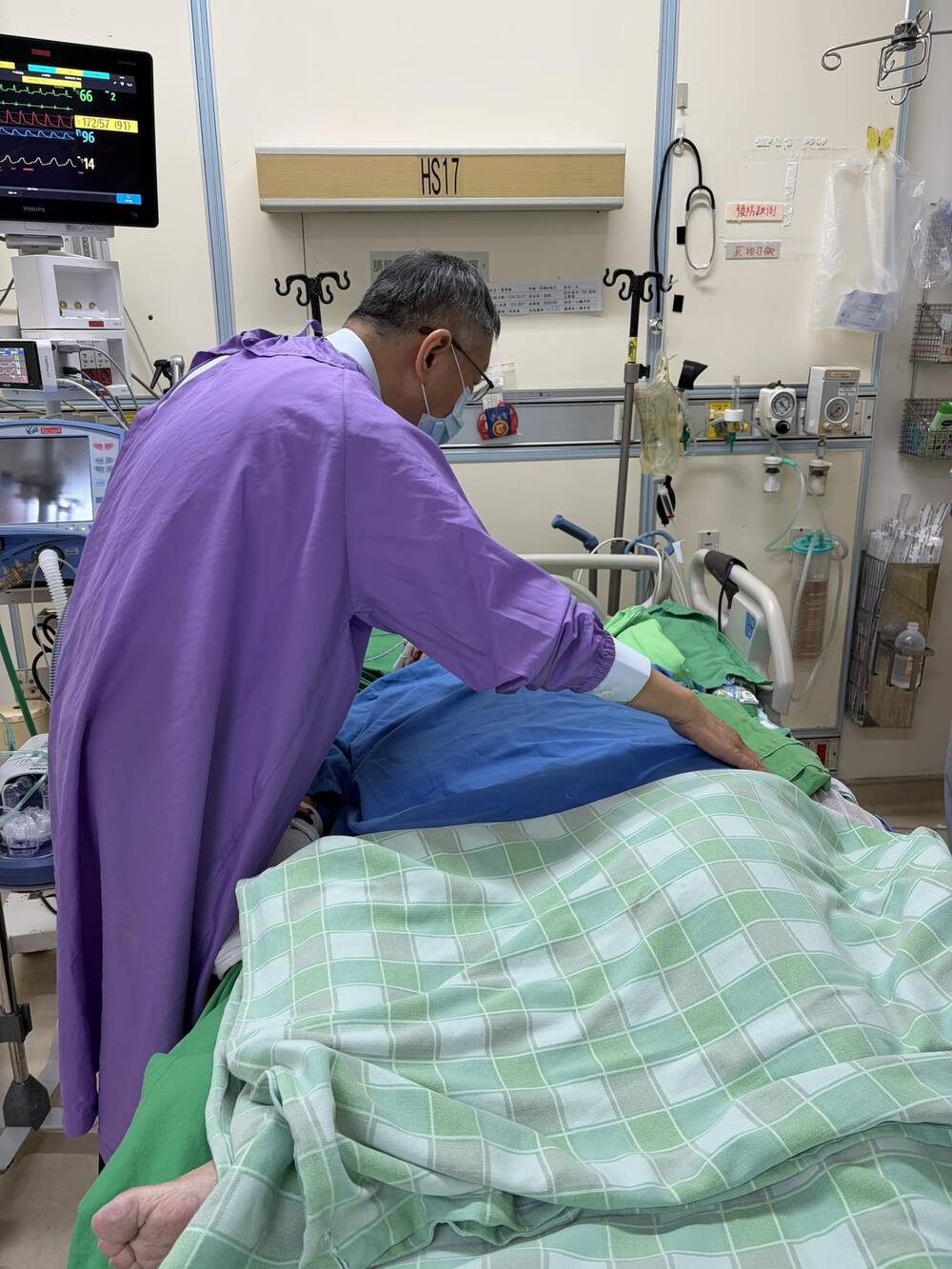 黃珊珊高齡母住進加護病房　柯文哲赴醫院探視