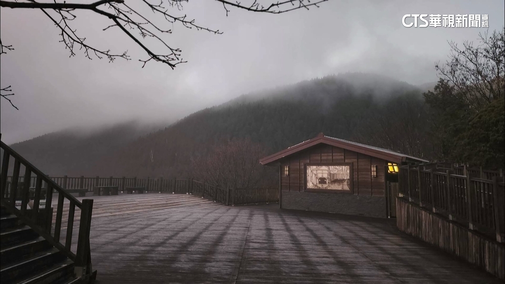 冷氣團發威！　太平山地面結霜.民眾湧烏來泡湯暖身