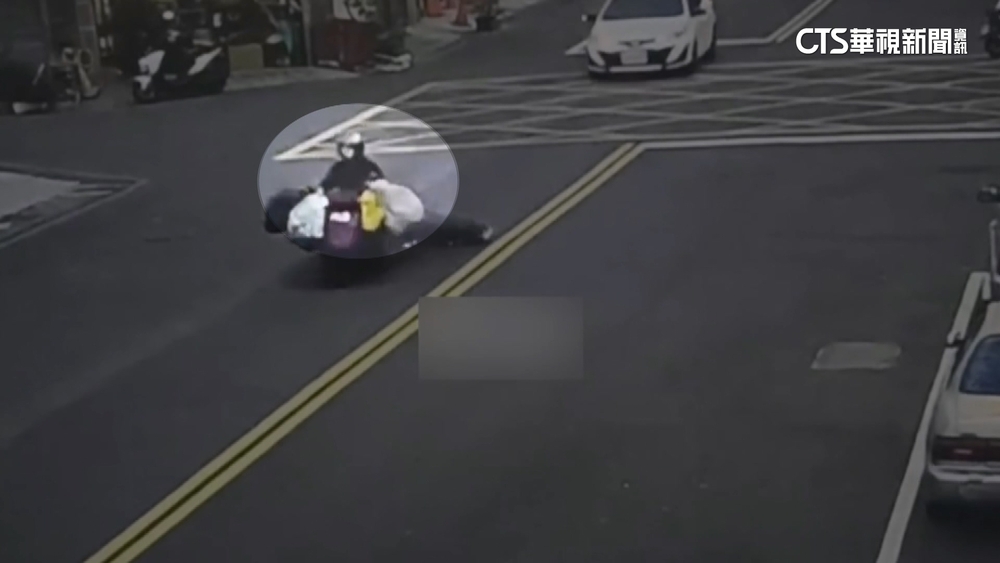 機車當貨車？婦人「載卡多」還拖載彈簧床　沿路噴火花