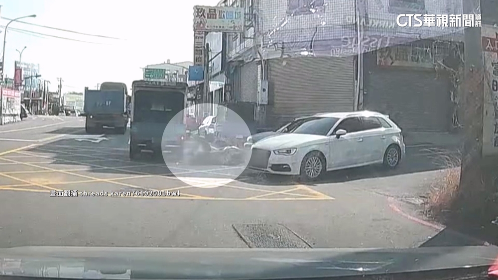 機車被撞倒！　2歲童險遭貨車輾　母嚇急拉女救命