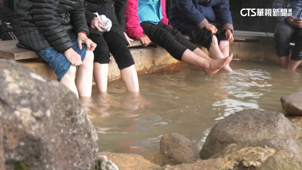 冷氣團發威！　陽明山冷水坑泡腳池湧現人潮