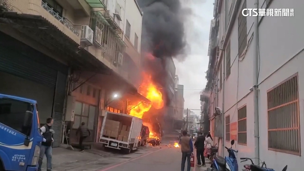 濃煙竄天！　新北三重工廠火警　4員工逃頂樓順利救出