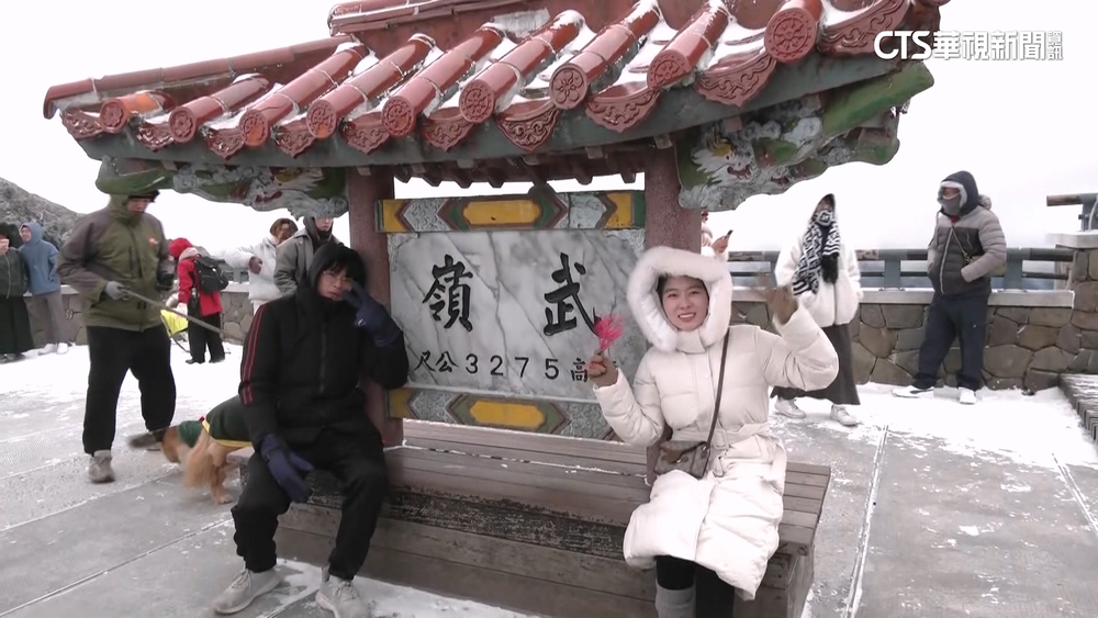 武陵農場絕美冰世界！　武嶺染銀白遊客追雪嗨翻