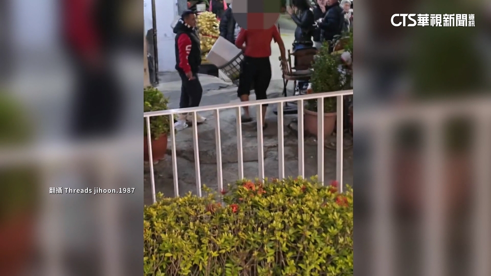 危險！　回收男不顧「鳴笛聲」闖軌道擋輕軌列車