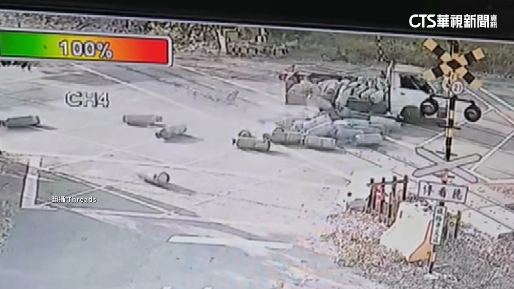 貨車載瓦斯罐疑未綁妥　平交道前驚險滾落一地