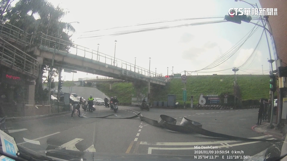 貨車重心不穩翻車　「鋼捲」沿路滾向交叉路口亂交通