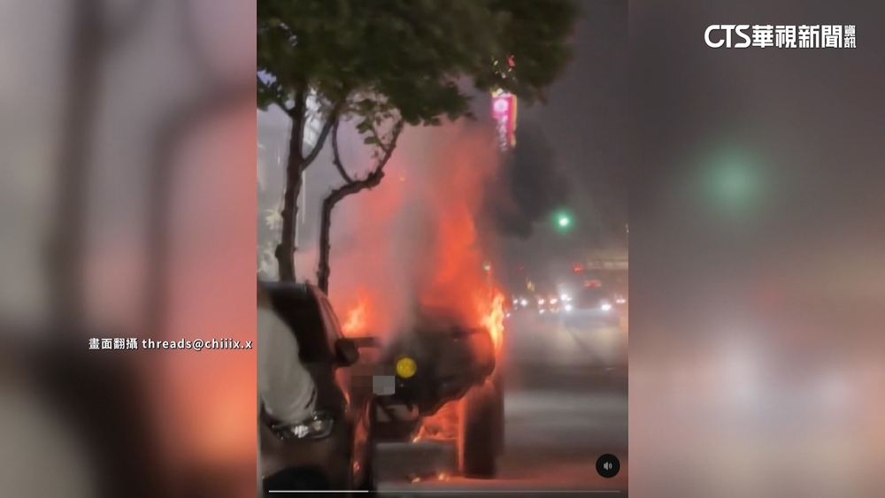 皮卡停路邊「自燃」冒火！　濃煙竄天際幸無人傷亡