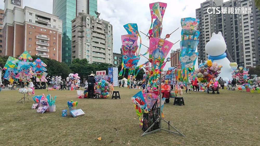 違規攤商包圍「巨型姆明」　民眾：雜亂.阻擋視線