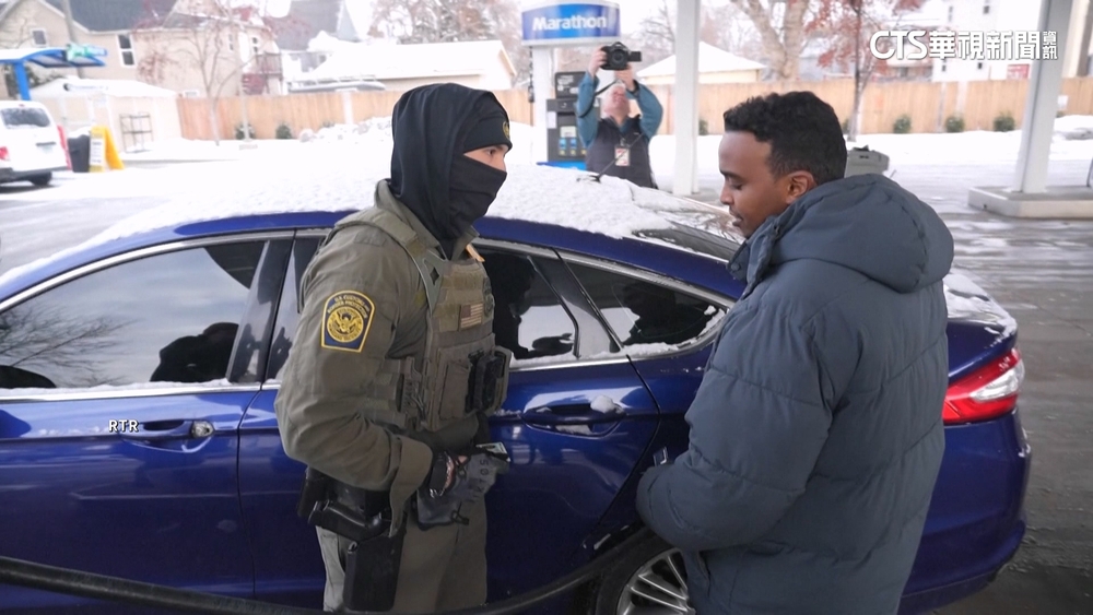 槍殺公民惹議　美ICE又不當盤查加油民眾引不滿