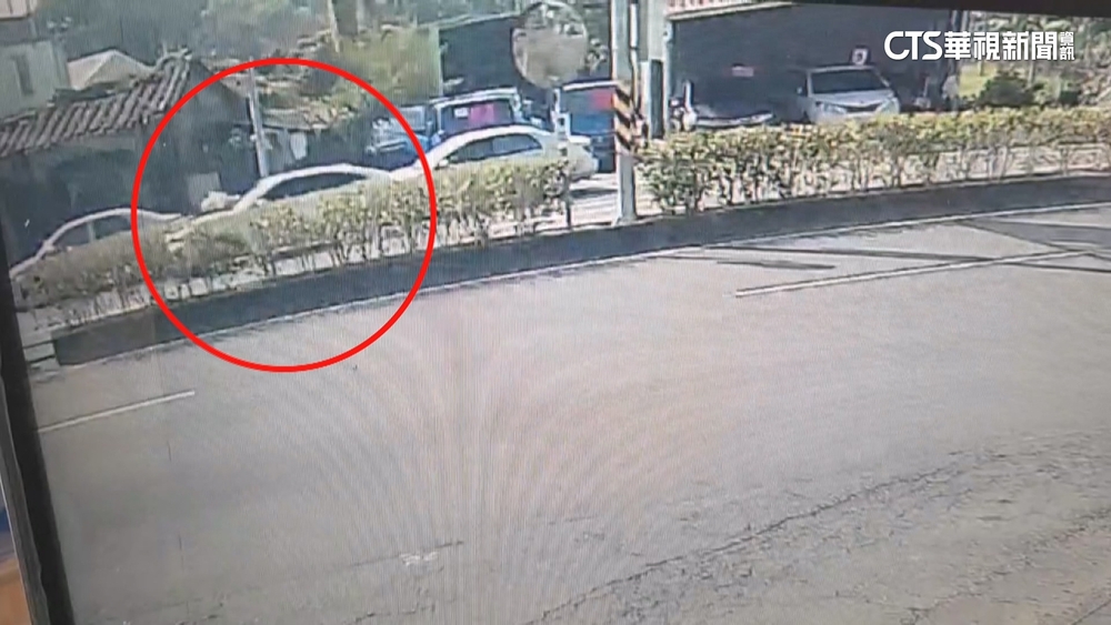 感情錯付？女肉身趴擋風玻璃　男當著女伴前「狠甩下車」