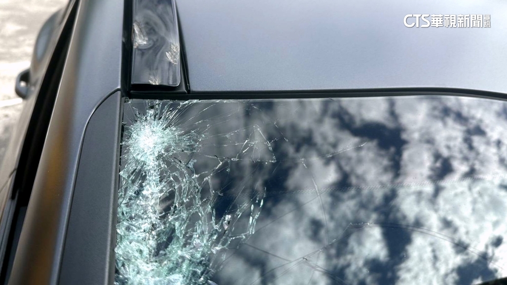 苗栗62線落石砸中汽車！　玻璃破裂.引擎蓋凹陷