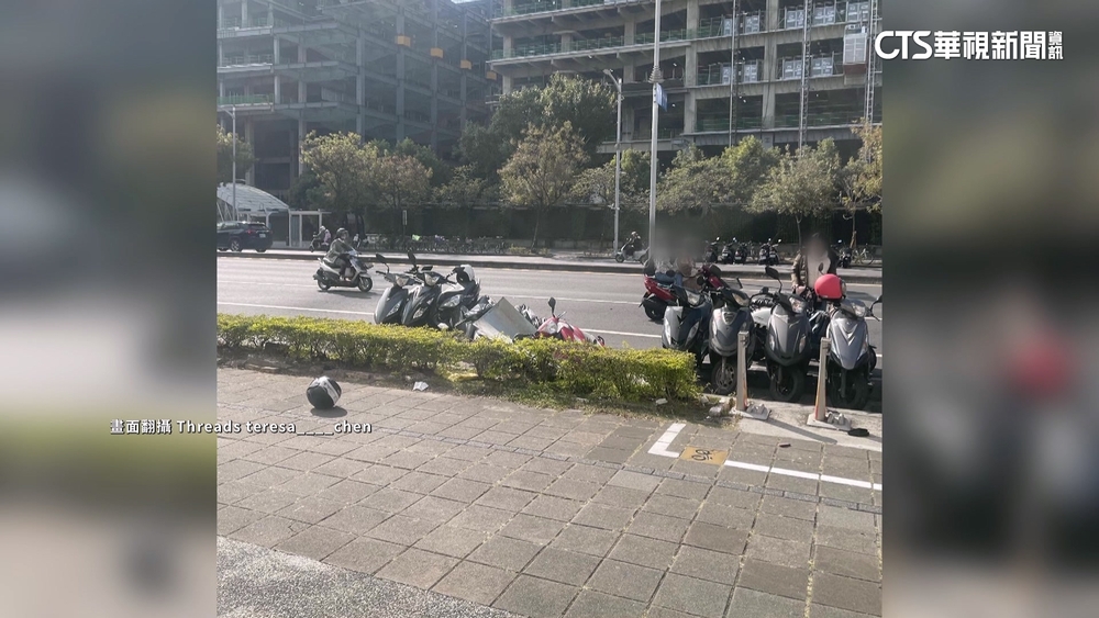 危險！大樓工地「飛來大鐵片」　3機車毀損.騎士險被砸