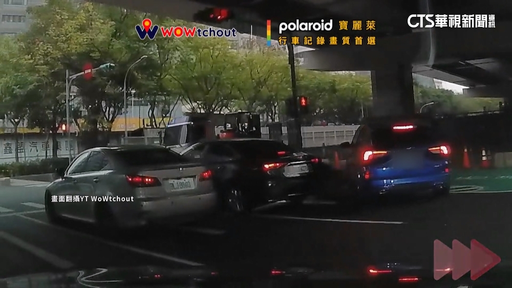 扯！休旅車莫名暴衝撞騎士　再衝人行道加速逃逸