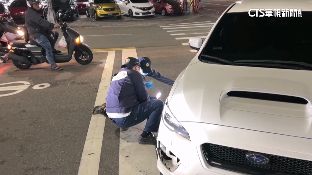 外籍騎士遭右轉車撞捲車底　一度無生命跡象送醫救回