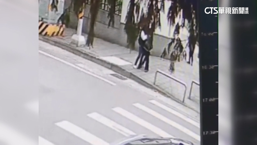 桃園女子疑感情糾紛暴走　突對女童鎖喉拖行