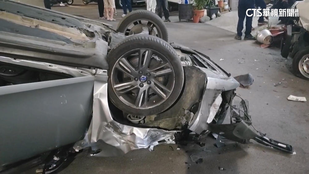 悚！男毒駕逆撞5車翻覆　「1大2小」驚險逃劫