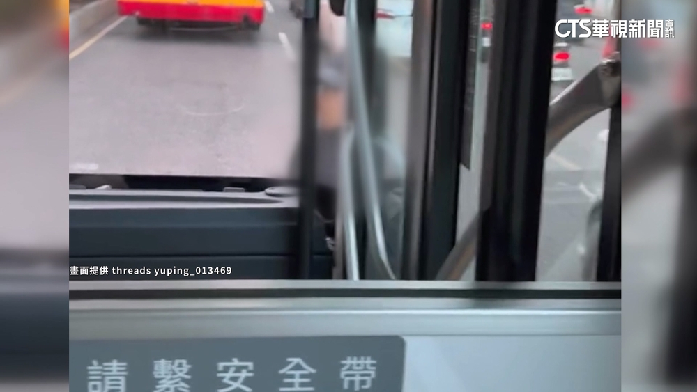 上班尖峰婦衝路中央肉身擋公車　警：最高可罰2400