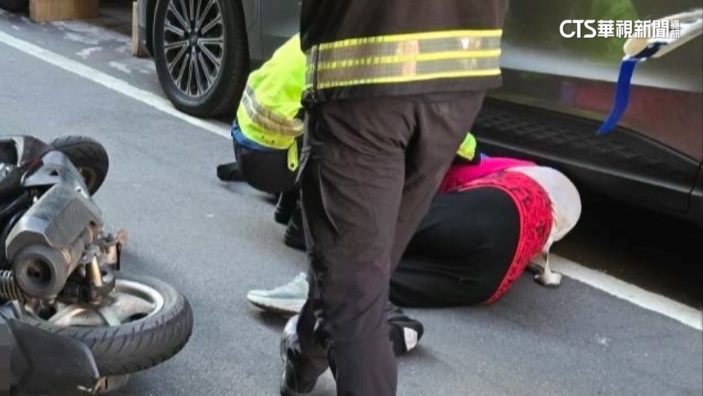 離奇！騎士疑「逆光」視線不佳　衝撞路邊聊天婦人