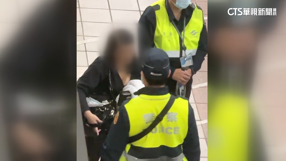 要不要剪頭髮？　女北捷持「護套剪刀」　嚇壞女乘客