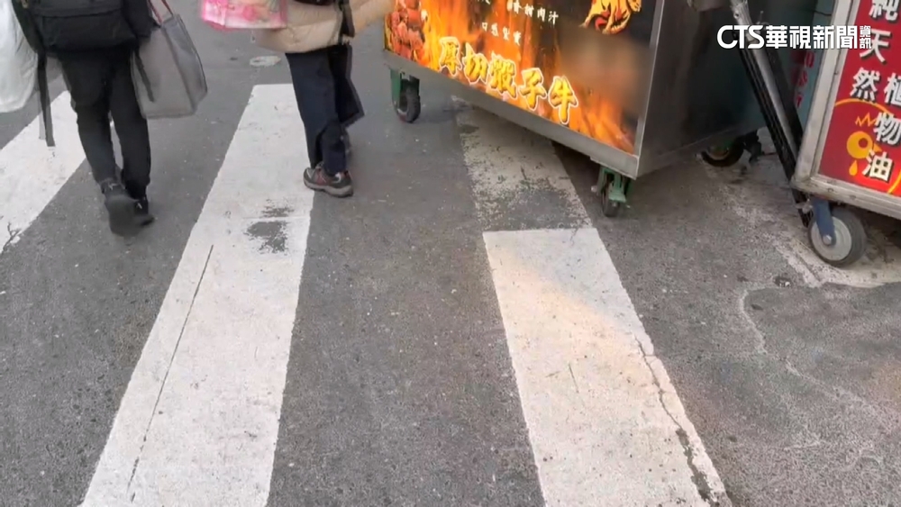 民眾質疑夜市區業者斑馬線上擺攤　市府：將研議方案