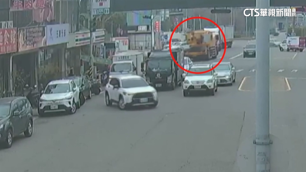 苗栗吊車疑剎車失靈　「連撞11車」外送員捲車底！