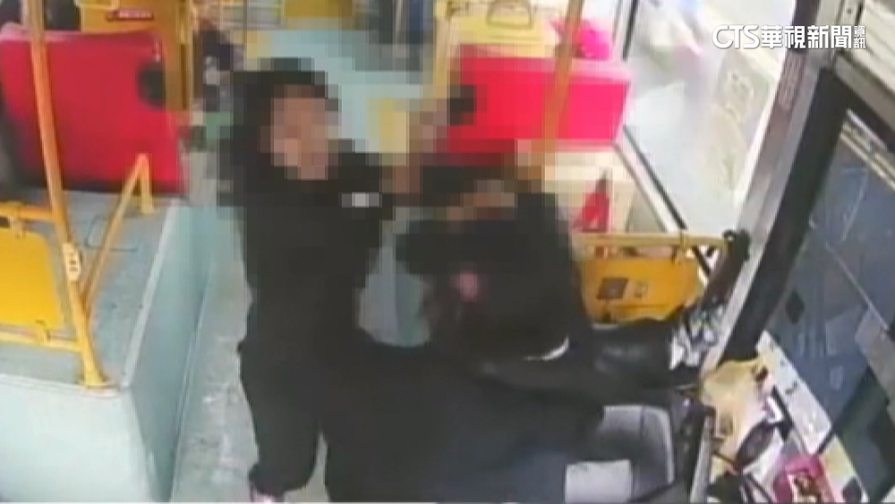 女搭公車突亮利器！　駕駛英勇護乘客.徒手抵抗