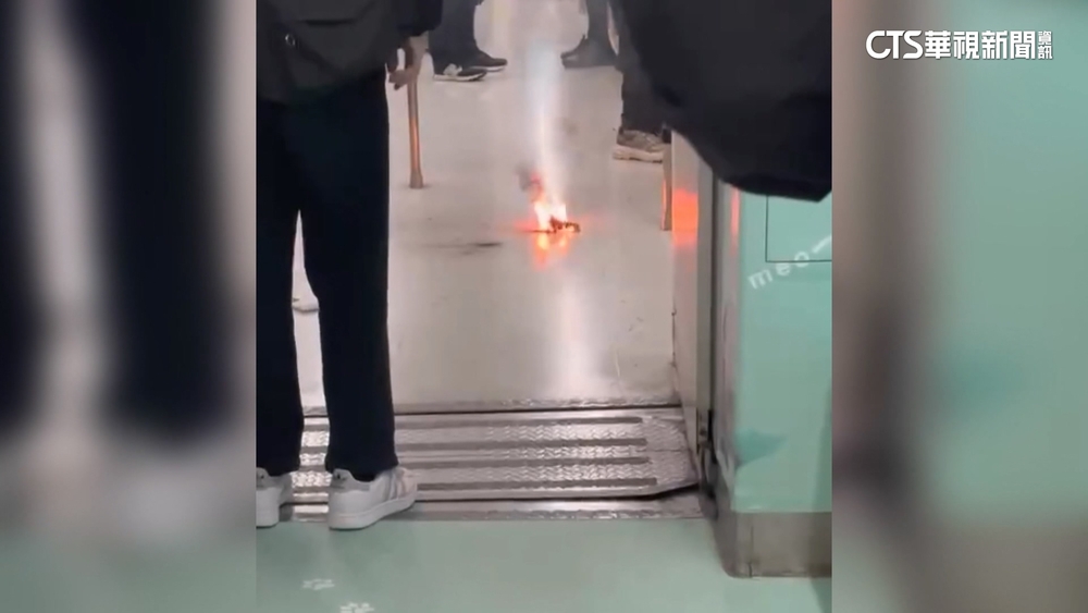 行動電源自燃！　北捷板南線車廂竄煙霧.乘客恐慌驚逃