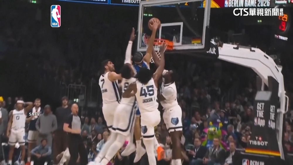 預約年度最佳灌籃！　魔術Black「一打四」驚天隔扣