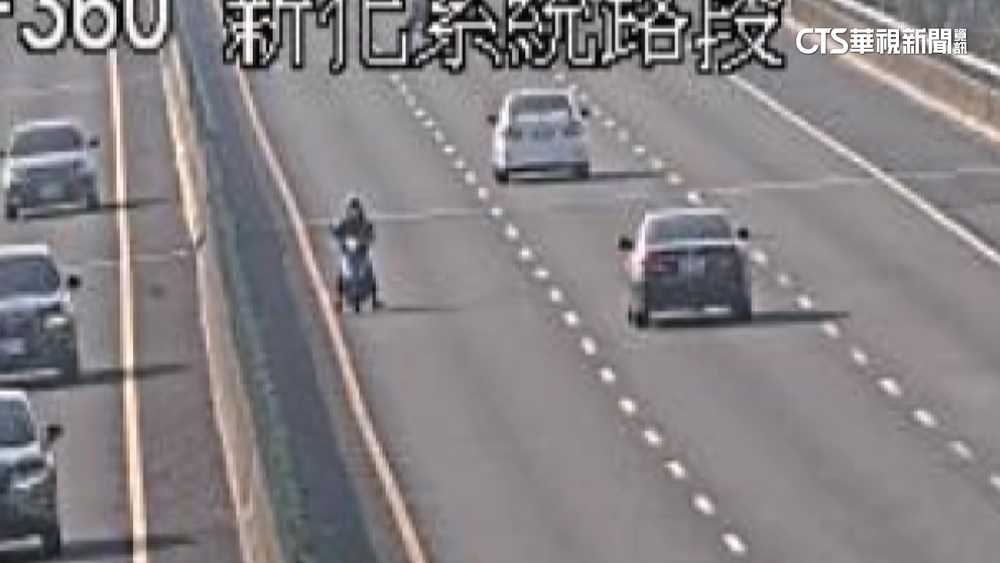 危險！7旬翁騎車「逆向上國道」拒停　遭警攔截拔鑰匙