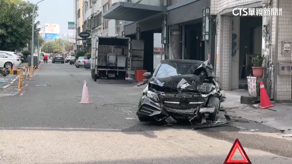 台南轎車出停車場失控衝撞！　削斷飯店柱子　車頭全毀