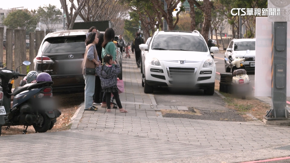 一位難求！台中國際會展中心　「人行道變停車場」
