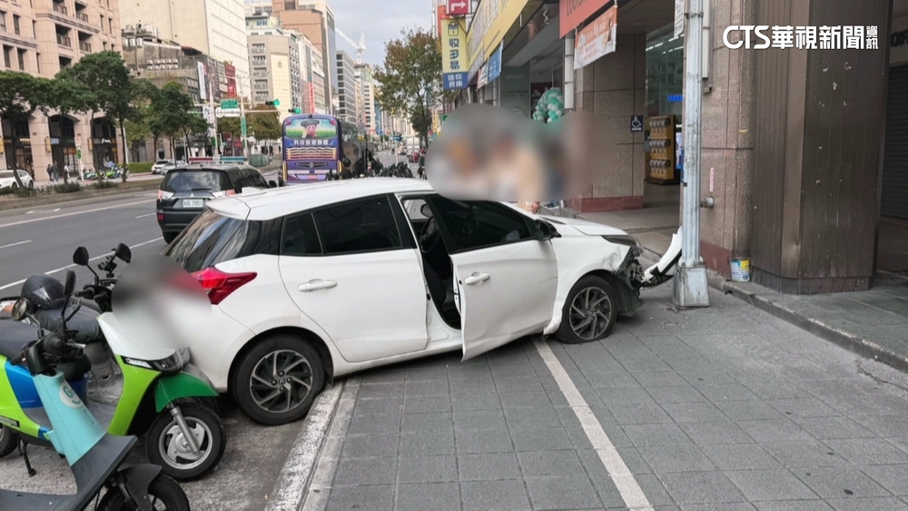 租賃車欲停車操作不慎暴衝人行道　騎士險遭波及