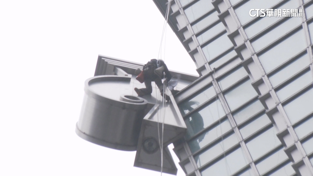 獨攀台北101全球都在看　串流直播團隊雨中備戰
